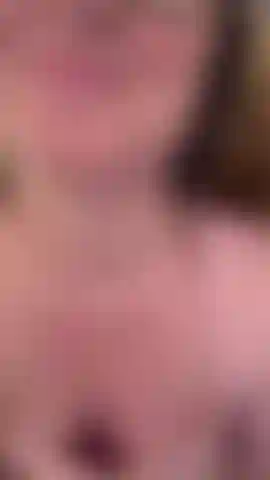 Girando no meu vestido rosa e provocando sem calcinha.