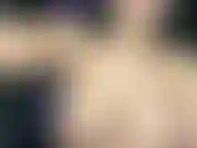 Depois de te excitar e te dar de presente meus seios, ainda não terminei com você. Tiro a calcinha e começo a chupar e foder minha buceta apertadinha.