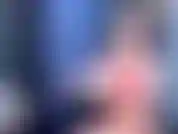 Enchendo vários balões e estourando-os com as mãos.