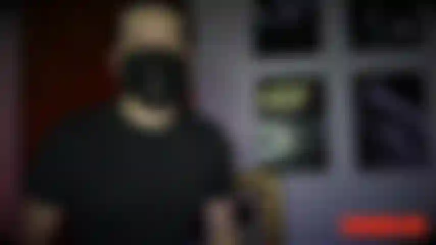 Batwoman donzela em perigo! Foi amarrada, amordaçada com bola, vendada e depois provocada. Veja-a se debater em suas cordas e amarras.