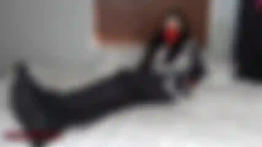 Você foi pego cheirando e roubando calcinhas e sapatos femininos, então esta super heroína decide fazer justiça dura com alguma humilhação de pé. Ela tem uns tênis sujos e fedorentos para você!