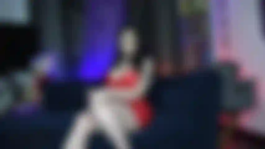 Usando meu vestido vermelho brilhante de borracha, meias de rede com escarpins de vinil vermelho, sem calcinha. Mantendo minha bunda coberta, eu me espanco, coloco uma mordaça e me faço gozar duas vezes com meu vibrador.