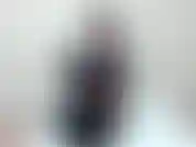 Com meu uniforme escolar japonês, começo a esfregar minha buceta na calcinha. Então deslizo meus dedos sob minha calcinha e me dedo. Uso meu vibrador também! Adoro mostrar pro papai como eu esguicho na calcinha.