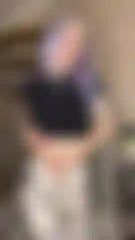 Striptease brincalhão de uma gracinha.