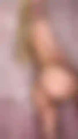 Buceta brinca no chuveiro.