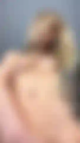 Meus dedos brincam com minha buceta. Mas sonho com sua língua. Vista de cima e nada mais, exceto meus doces gemidos.