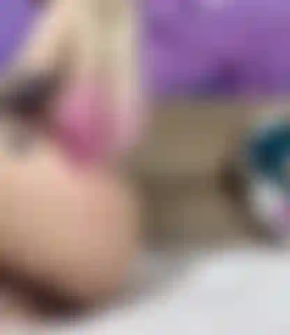 Minha bucetinha molhada e 5 dedos. Surpreendentemente, ela conseguiu levá-los).