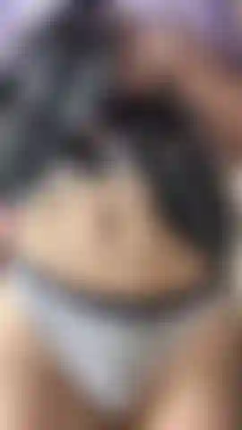 Sua garota favorita se despe para você).