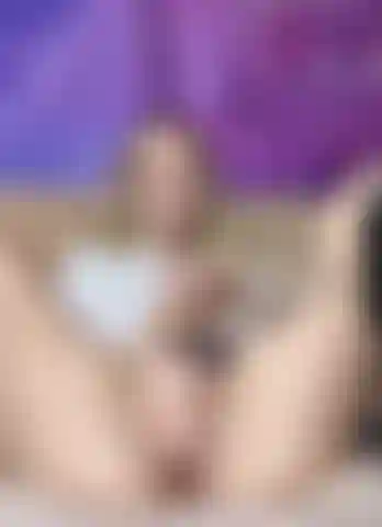 Sua colegial preferida e safada brinca com a bucetinha.