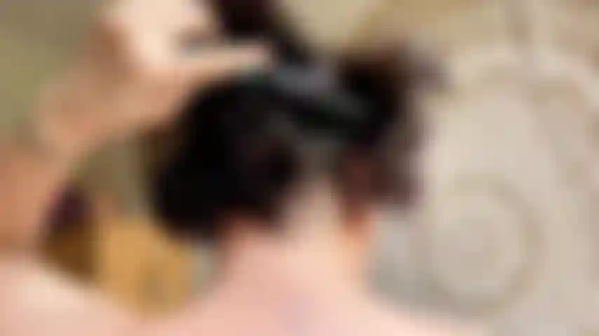 Escovando a cabeça do pente e fechando os brincos.