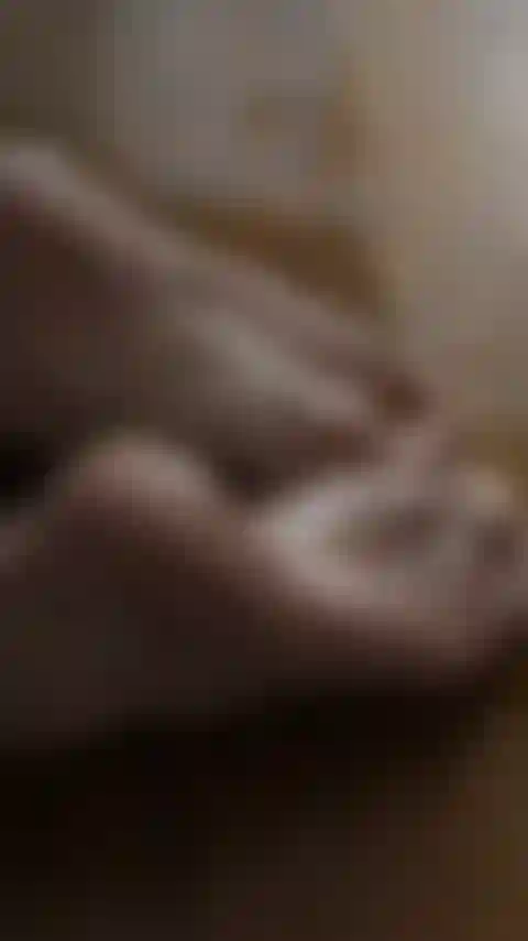 Arcos, solas e dedos dos pés oleosos.