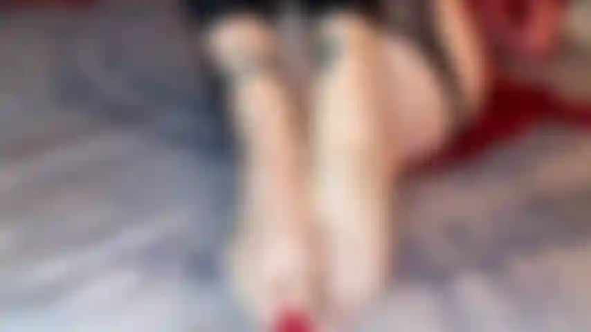 Bucetinha milf peluda esfrega, só a pontinha c brinquedo de vidro, com ação de pés.