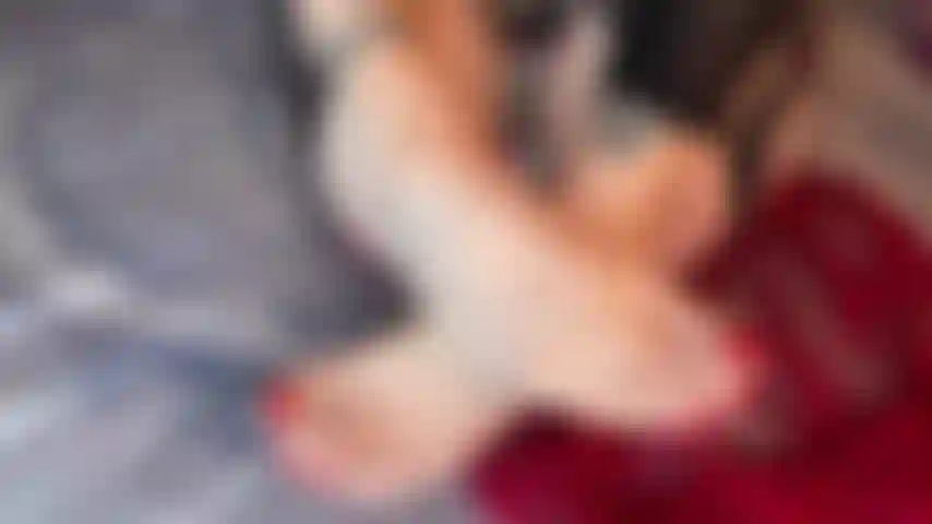 Milf dedos, solas e provocações de tanga, calcinha transparente esfregando buceta.