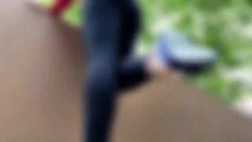 Sapatilhas de balé fedorentas penduradas, milf em leggings, dedos vermelhos.