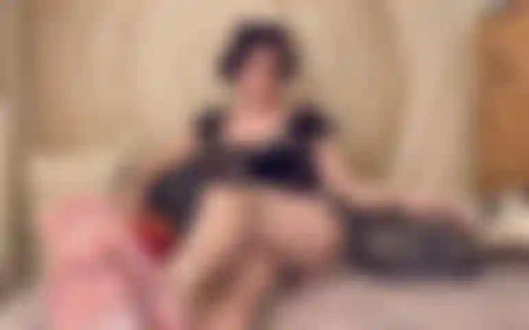 Solas e pernas à mostra, milf com óculos e tatuagens.