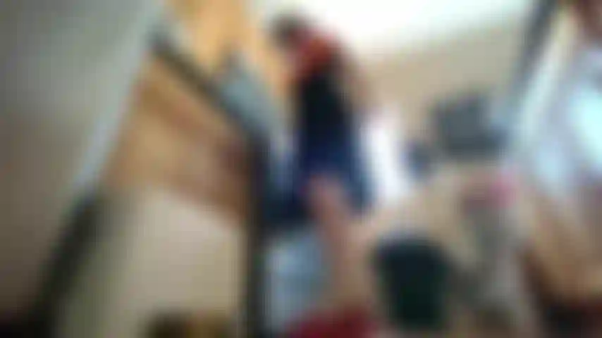 Giganta na cozinha, assista debaixo de mim, fetiche por pés.