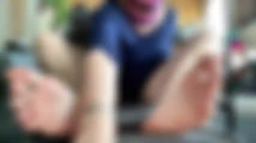 Sem som! Bucetinha peluda esfrega solas, auto-adoração com rosto.