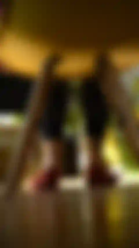 Sapatilhas milf penduradas, sob a cadeira pov.