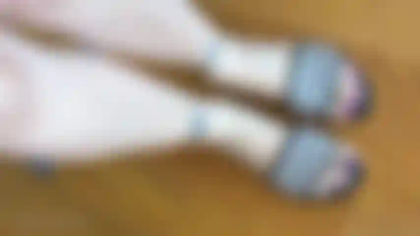 Dona de casa, pés em escorregadores pela casa.