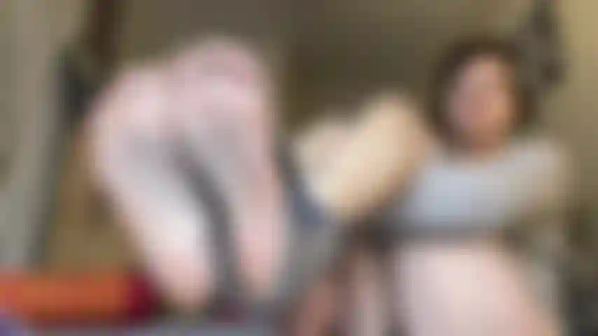 Pernas de fora, sola e rosto à mostra, milf tatuada, fetiche por pés.