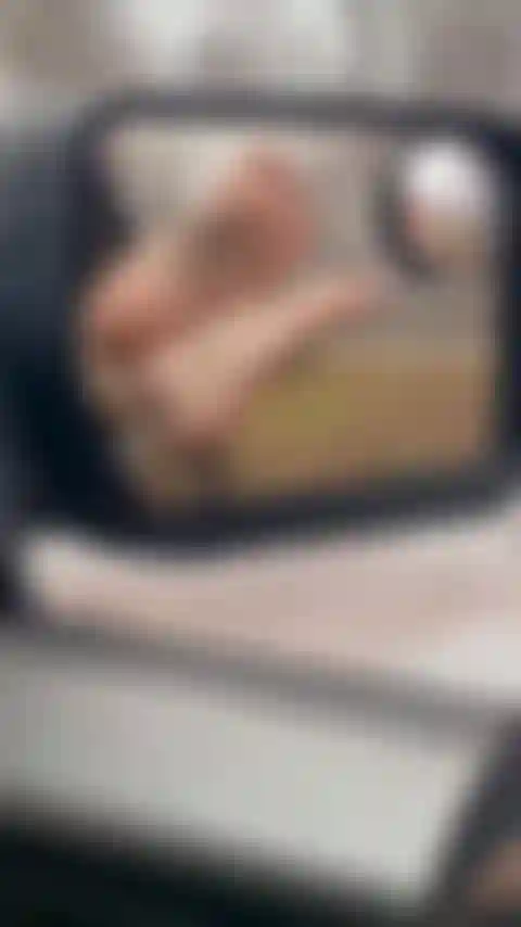 Por fora descalça, unhas vermelhas, legging rendada, solado maduro.