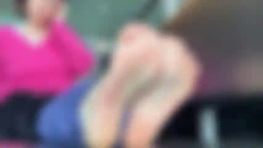 Pés de aeroporto helsinki unhas dos pés rosa quente, rosto e pés milf.