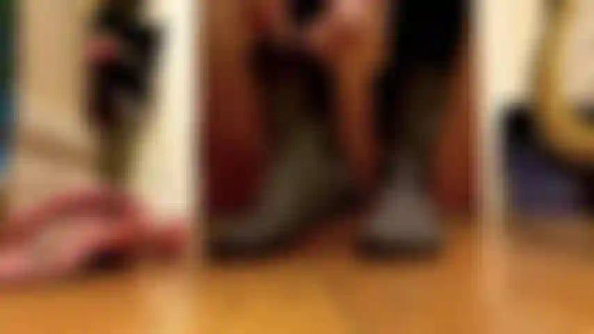 Chegando em casa, tirando bota, balançando, provocando, biqueira branca, chinelo peludo.