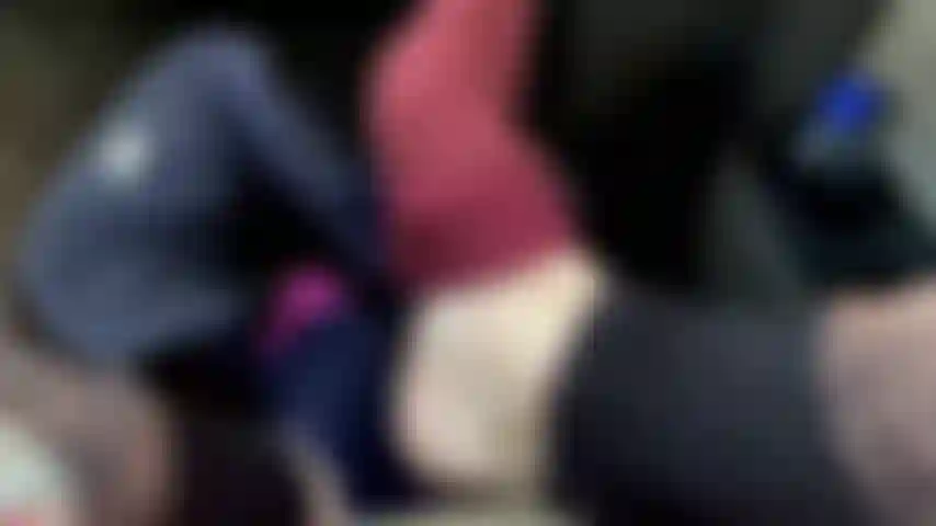 Remoção de meias e botas, dedos vermelhos sensuais.