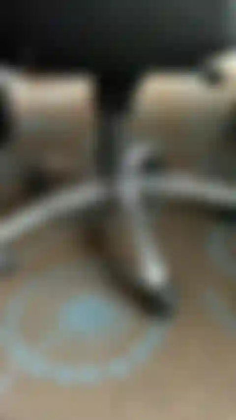 Pés de escritório, descalça botas e show de pés, unhas vermelhas.