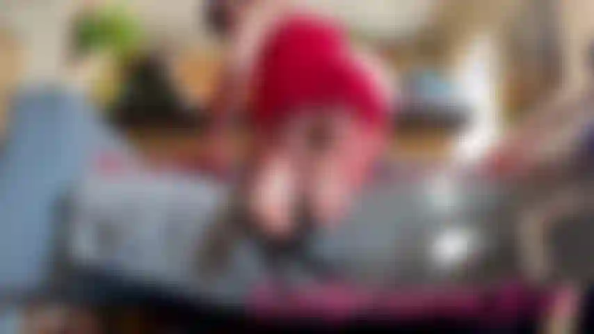 Bunda e solado slomo, lingerie vermelha, tanga fio dental, rosto à mostra.