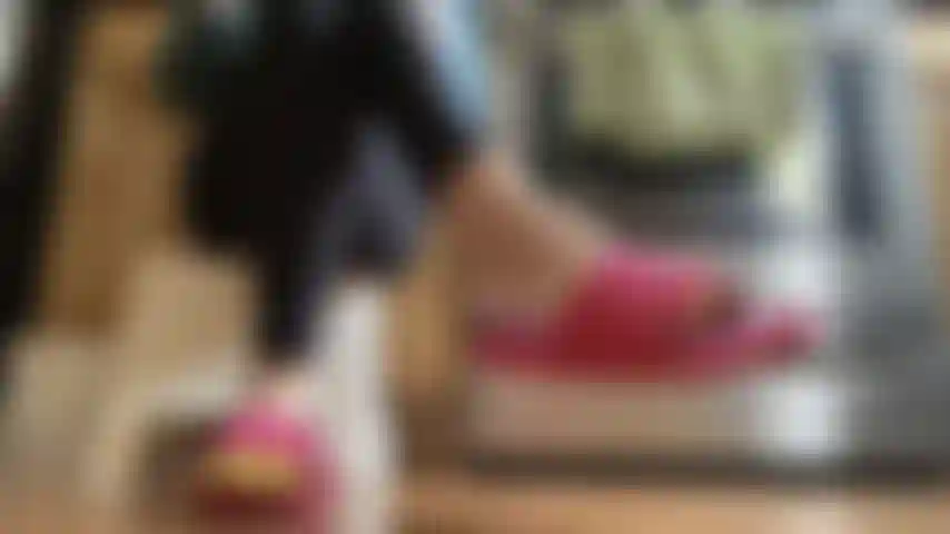 Ignorando você enquanto tomo meu café, balanço e tiro meia.