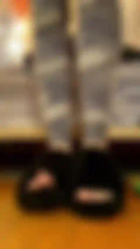 Chinelos ugg pendurados, biqueira branca, sola amassada.