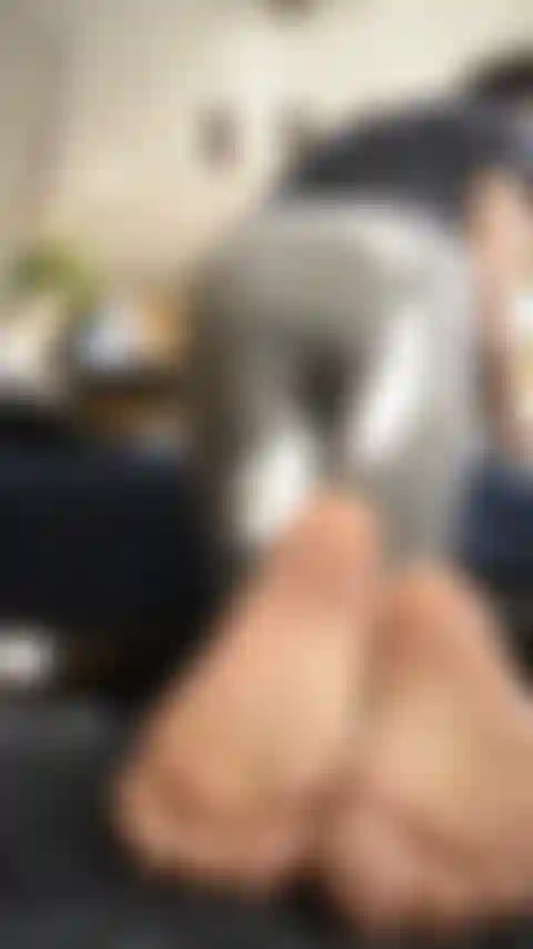 Bunda & sola enrugada, pés maduros a mostra.