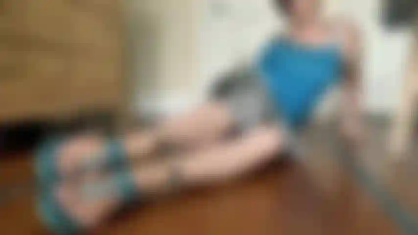 Sandália azul biqueira branca saia longa milf show de pé.