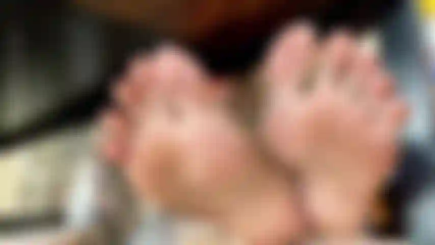 Debaixo da mesa sola vestido vermelho sem calcinha, arbusto peludo.