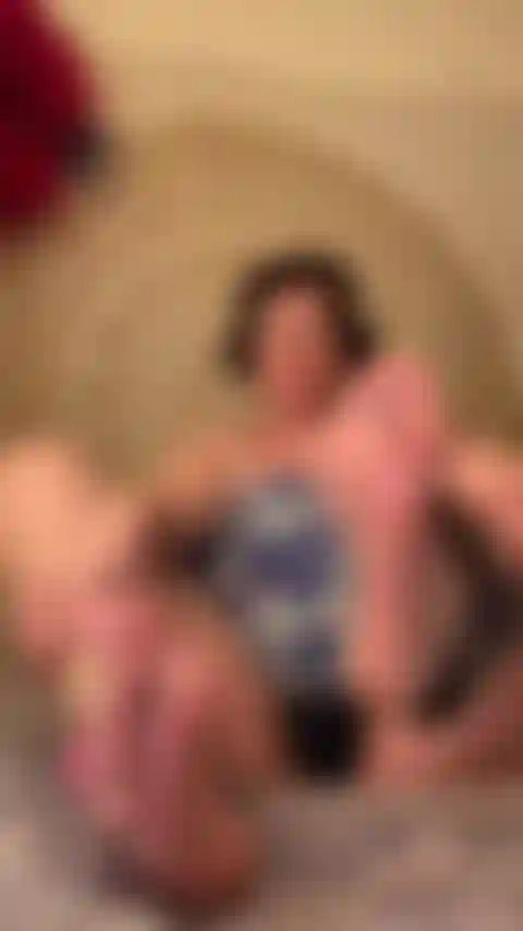 Sola milf e peitos à mostra.