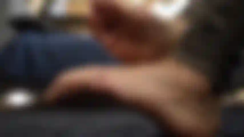 Close-up solas enrugadas e show de bunda.