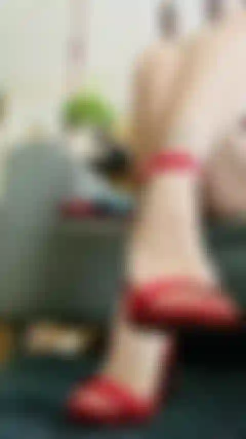 Salto agulha vermelho patenteado, pés milf.