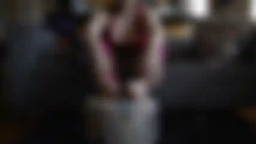 Peitos grandes e solas perfeitas, show de pé milf.