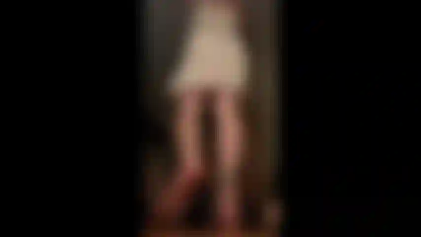 Gigante com saia roxa descalça, arbusto peludo.