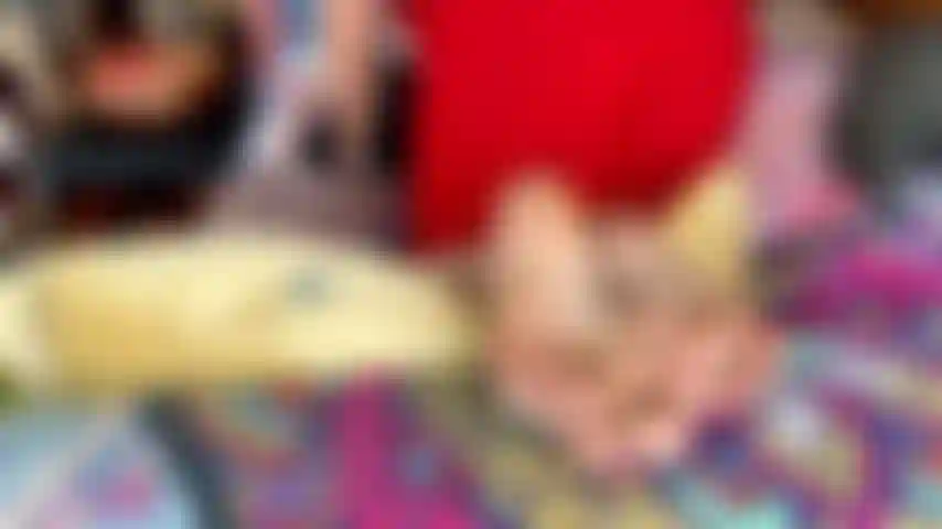 A sola do sofá do vestido vermelho justo mostra roxos.