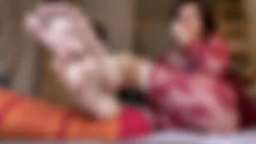 Milf com sola de roupão de renda e bunda à mostra, arcos, dedos, solas enrugadas.