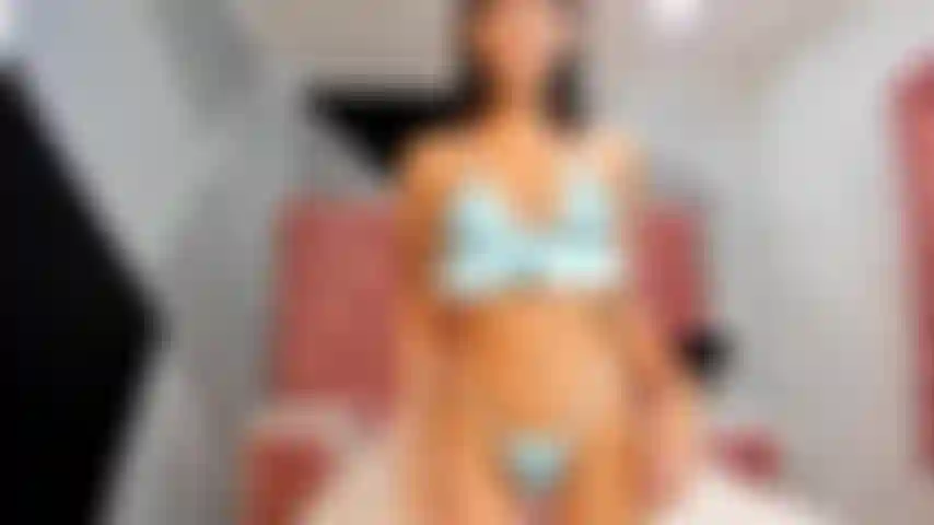 Você gostaria de curtir uma dança sexy e quente enquanto eu me dispo para você, você também pode admirar minhas tatuagens no meu sexy corpo nu?