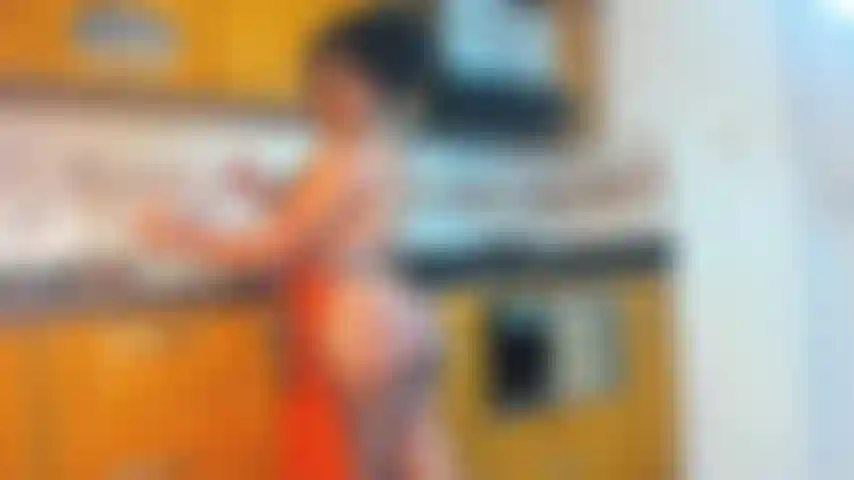 Venha me foder enquanto eu cozinho e brinco com seu leite.