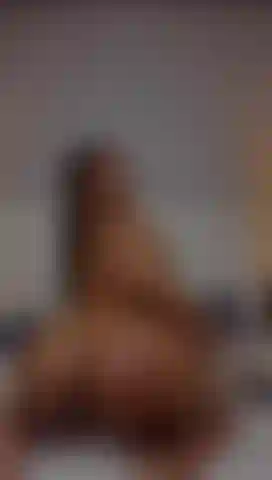 Monto no seu pau enquanto eu bato na minha bunda.