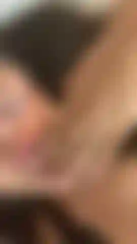 Deixa suas mãos deslizarem pelas minhas costas bem devagar.