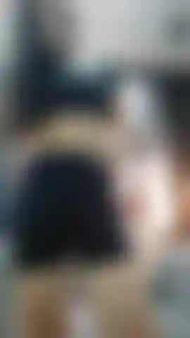 Tirando minhas roupas sensuais de trem para você.