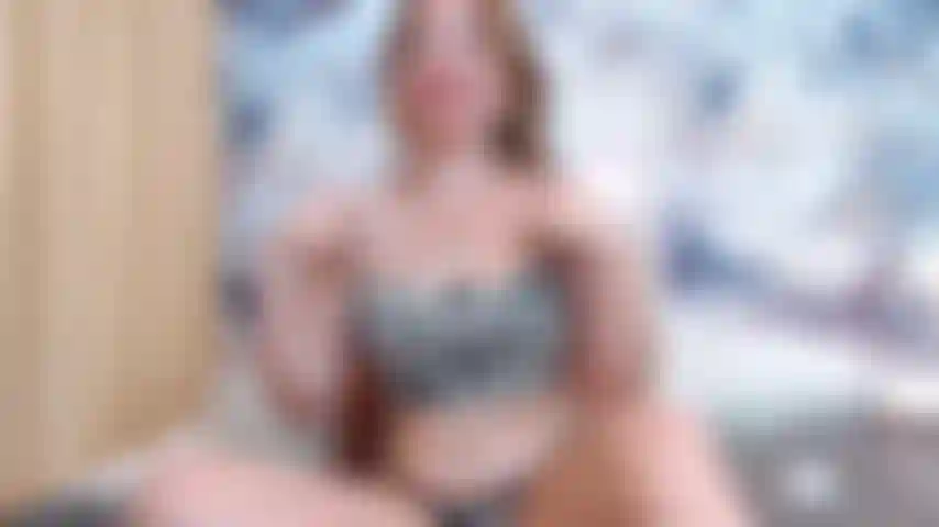 Completamente nua chupando os dedos dos pés.