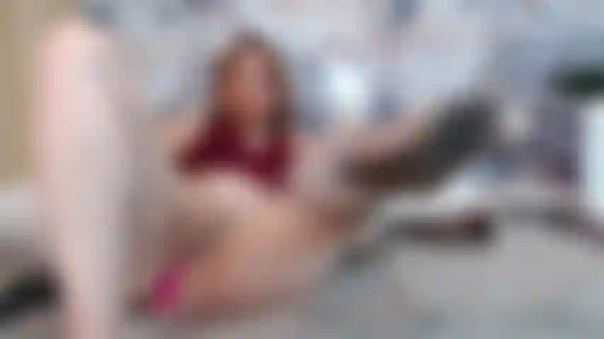 Eu fodo minha bunda com a ponta do calcanhar até...