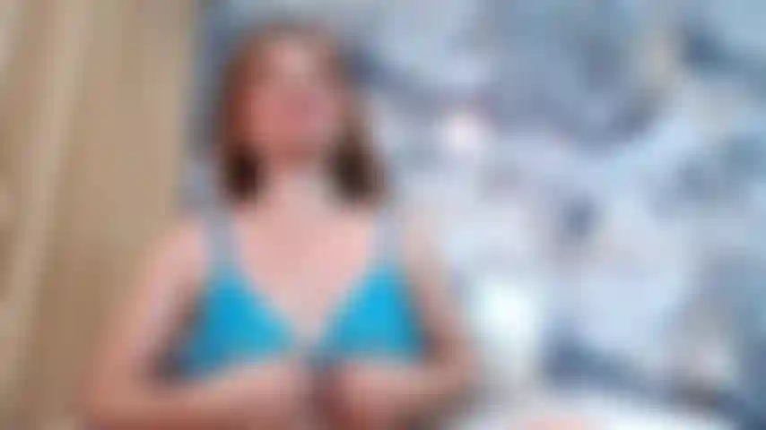 Minha bucetinha rosa apertada é fodida por um pau preto...